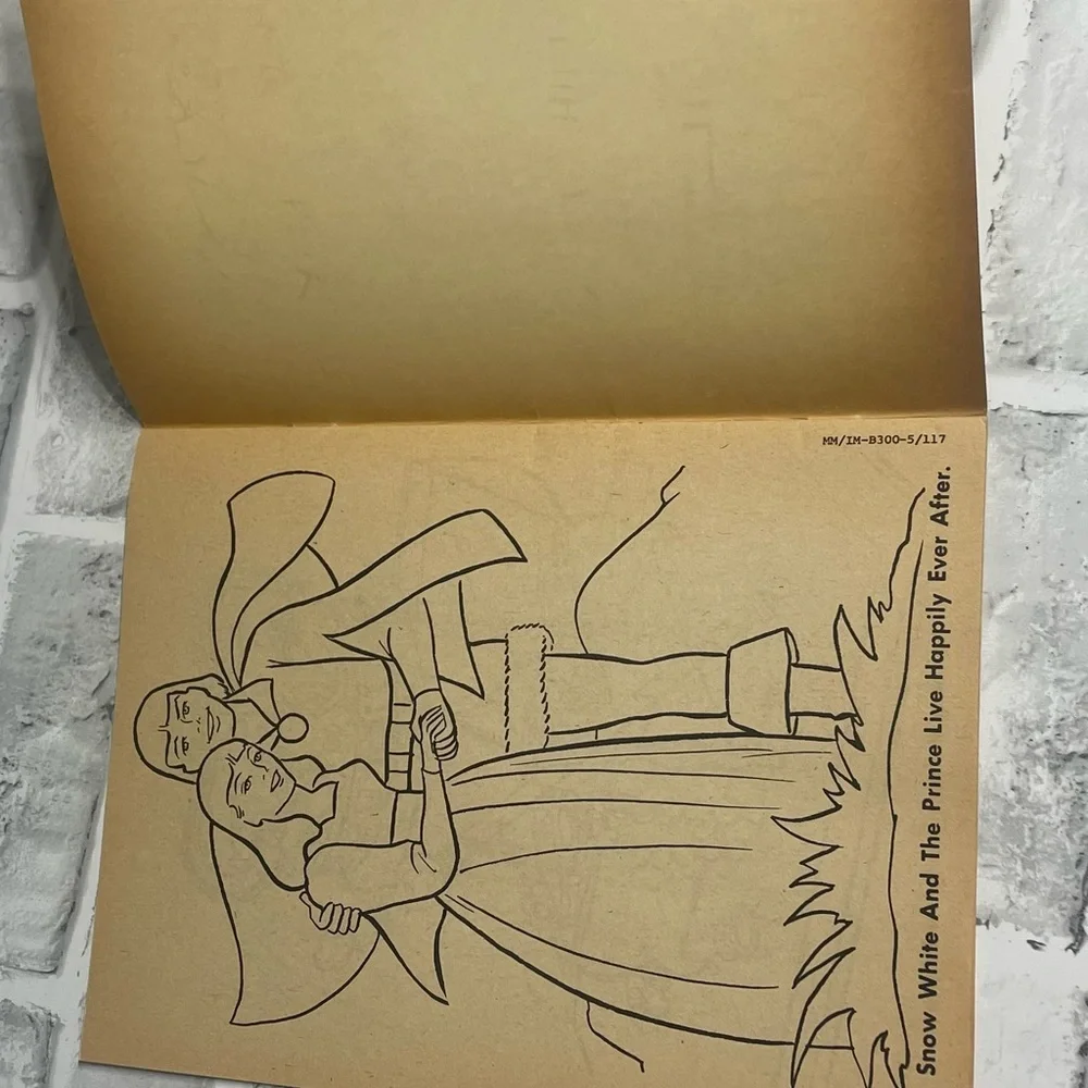 Vintage Snow White and the Seven Dwarfs Coloring Book 1975 Waldman Publishing.